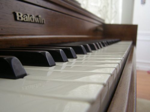 Baldwin_piano_close-up